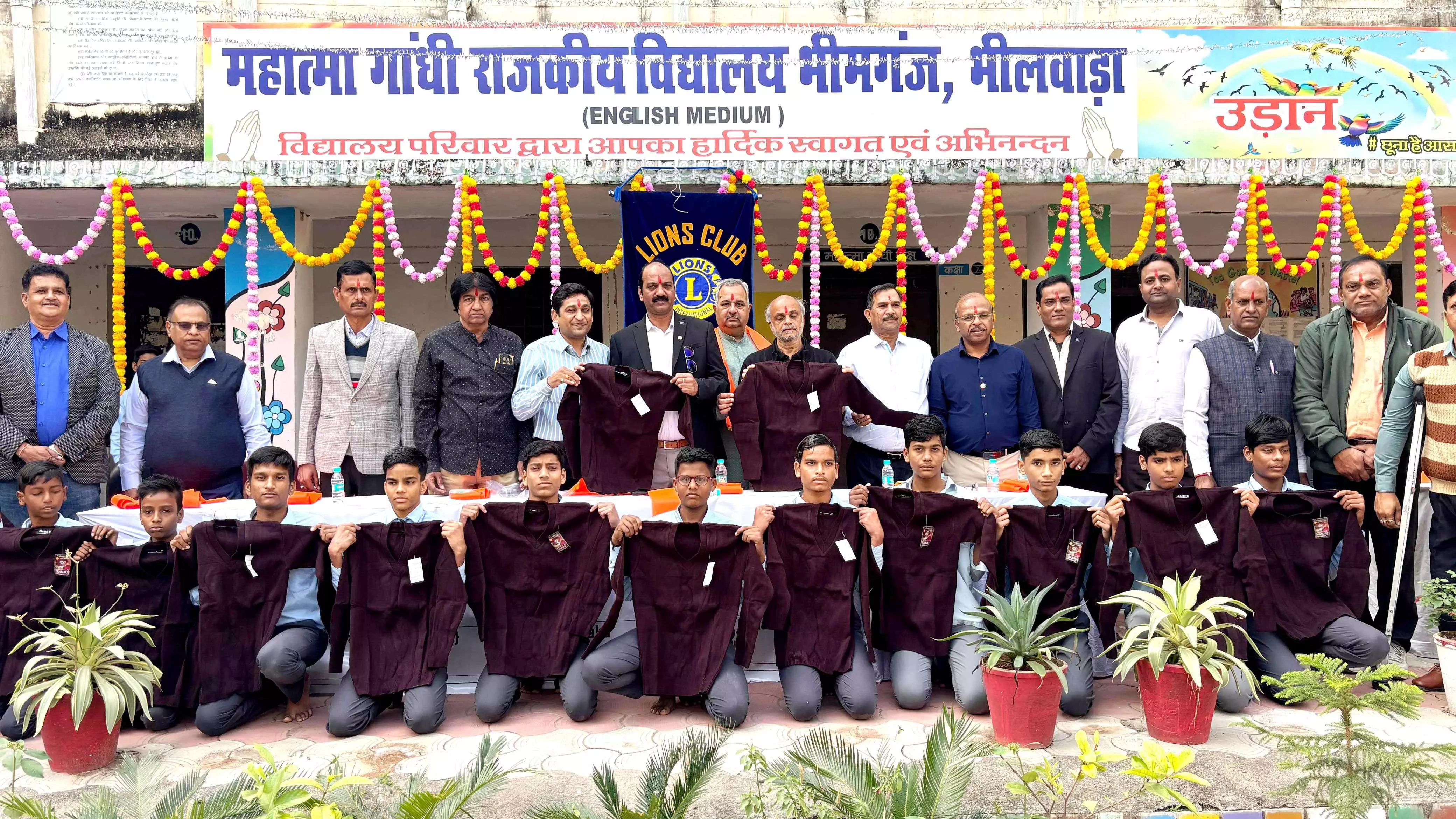लायंस क्लब भीलवाड़ा ने जरूरतमंदों के लिए शुरू किया स्वेटर व कंबल वितरण अभियान