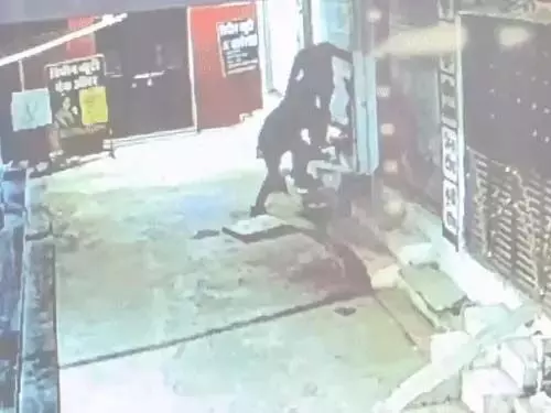 ज्वेलरी शॉप में लाखों की चोरी:अंट लगाकर शटर तोड़ दुकान में घुसे चोर; CCTV में कैद हुई वारदात