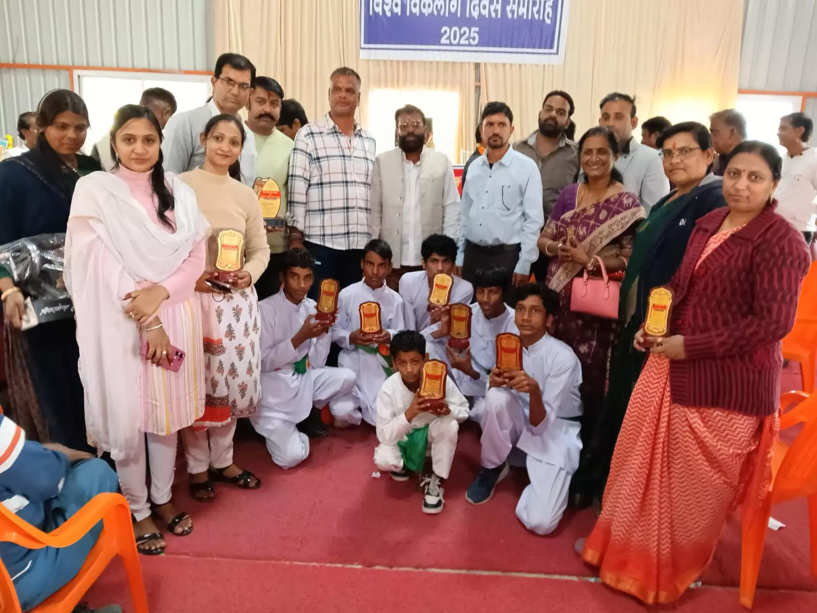 हेलन केलर विशेष विद्यालय में अंतरराष्ट्रीय दिव्यांग दिवस समारोह मनाया