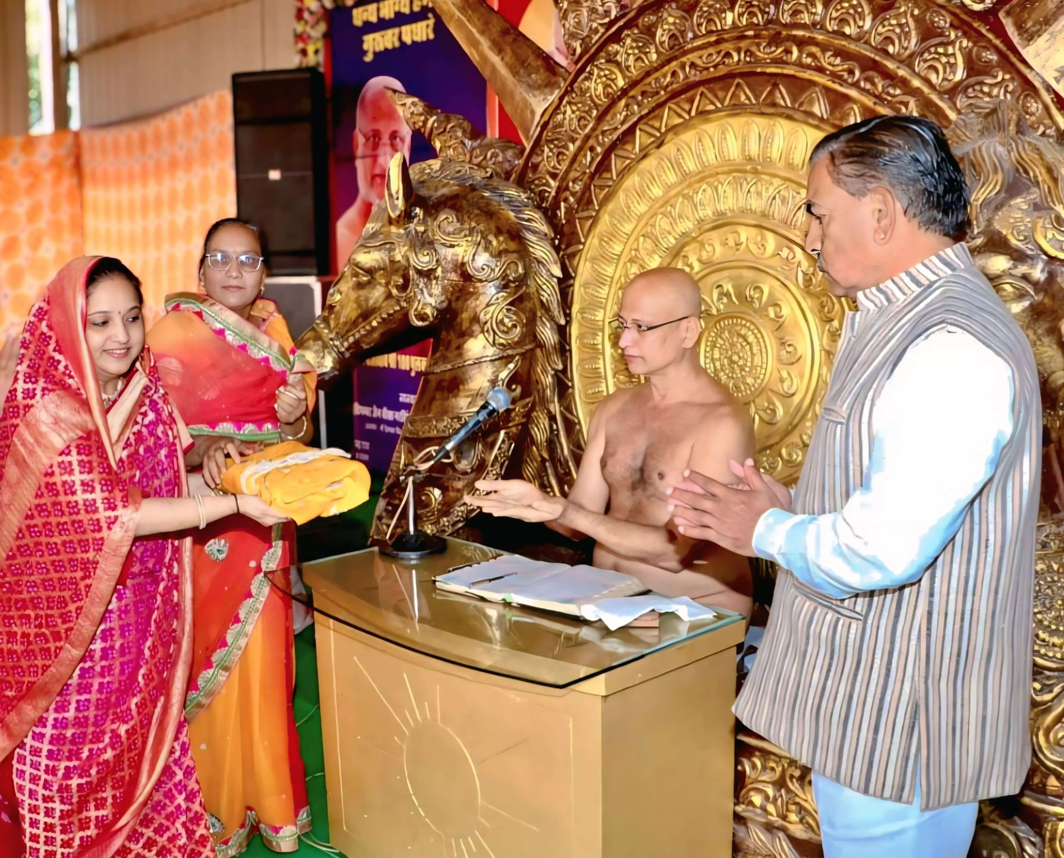 तुम साधनों में जीते है हम साधना में जीते है : आचार्य पुलक सागर