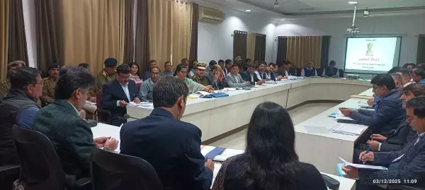 आबकारी विभाग की समीक्षा बैठक में आयुक्त ने कहा वांछित लक्ष्य हर हाल में पूरा करें