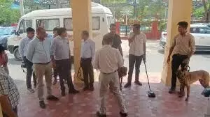 सुरक्षा एजेंसियों ने परिसर घेरकर की तलाशी, कोई संदिग्ध वस्तु नहीं मिली