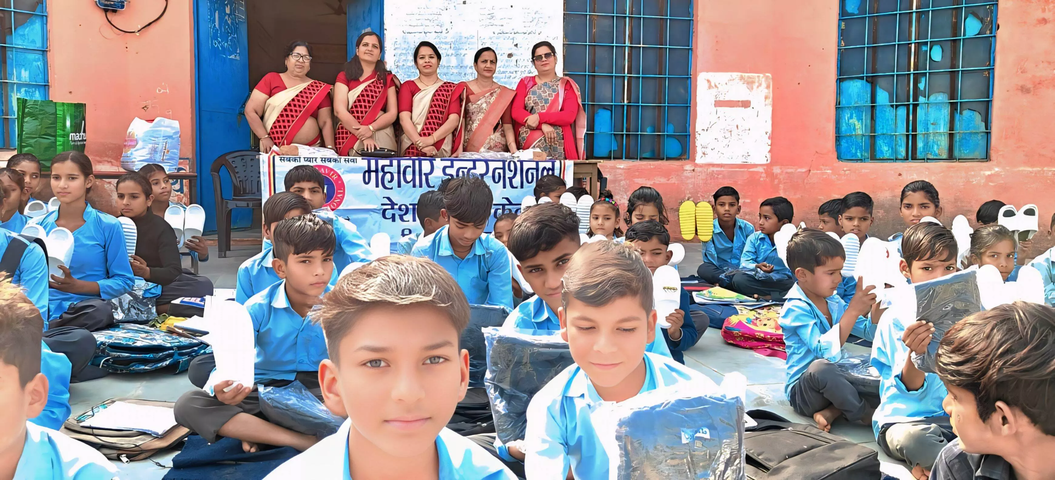 महावीर इंटरनेशनल वीरा देशना केंद्र चित्तौड़गढ़ द्वारा स्वेटर वितरण