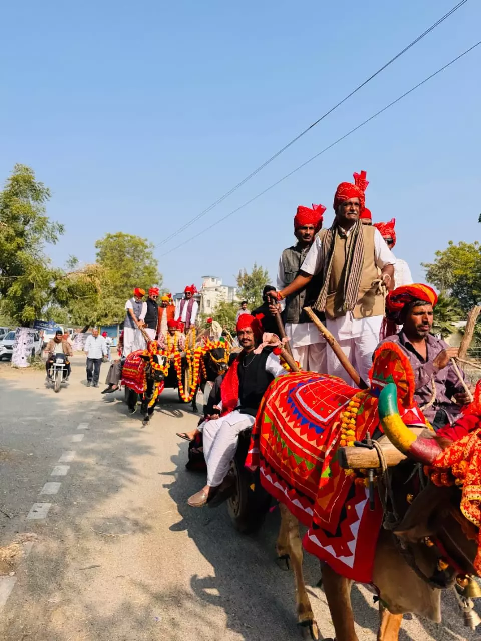 बैल गाड़ियों पर सवार होकर भरने आए मायरा