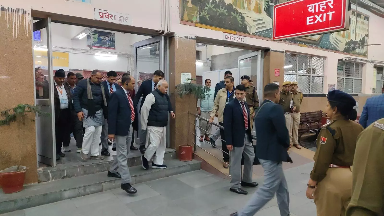 विवाह समारोह में शामिल होकर परिवार प्रबंधन पर बोले भागवत, रेलवे स्टेशन पर चाक-चौबंद सुरक्षा विवाह समारोह में शामिल होकर परिवार प्रबंधन पर बोले भागवत, रेलवे स्टेशन पर चाक-चौबंद सुरक्षा