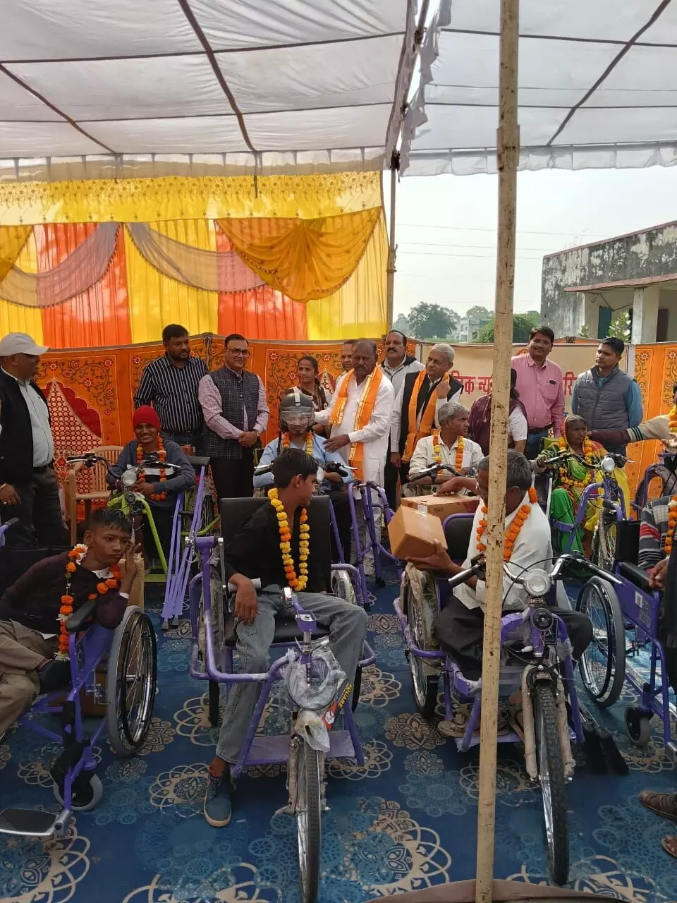 दिव्यांगजनों को 10 लाख के उपकरण बांटे गए