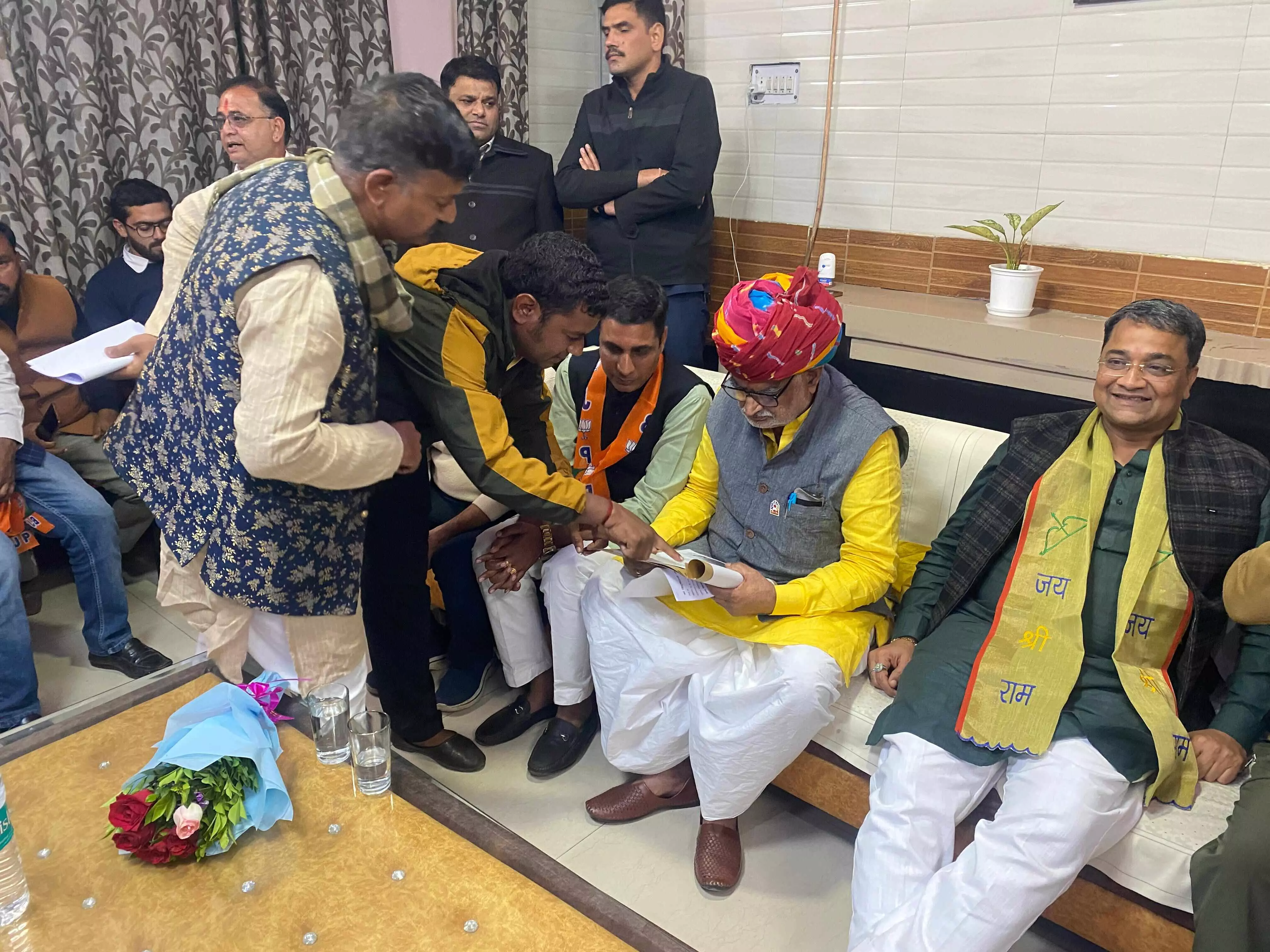 विधायक फंड से चल रहे गौशाला निर्माण में देरी पर आदर्श नगर समिति ने ज्ञापन सौंपा