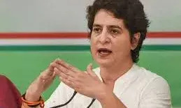 डॉलर के मुकाबले रुपए में गिरावट पर प्रियंका गांधी वाड्रा का सरकार पर निशाना