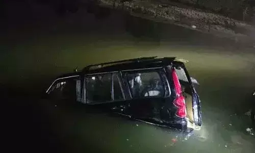 मंदिर से दर्शन कर लौट रहा परिवार हादसे का शिकार, स्कॉर्पियो नदी में गिरी; दो महिलाओं की मौत, पांच घायल