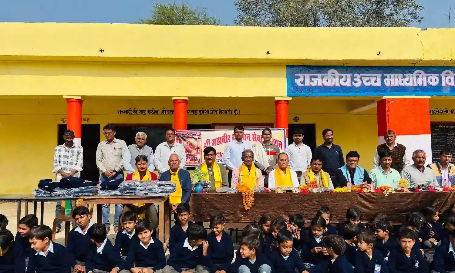 जरूरतमंद बच्चों को 151 स्वेटर वितरित