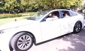 नितिन गडकरी बोले- मेरे पास है टोयोटा मिराई, हाइड्रोजन से चलने वाला भविष्य का वाहन नितिन गडकरी बोले- मेरे पास है टोयोटा मिराई, हाइड्रोजन से चलने वाला भविष्य का वाहन