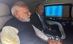 मोदी ने गले लगाकर पुतिन का किया स्वागत, दोनों नेता एक ही कार में हुए रवाना मोदी ने गले लगाकर पुतिन का किया स्वागत, दोनों नेता एक ही कार में हुए रवाना