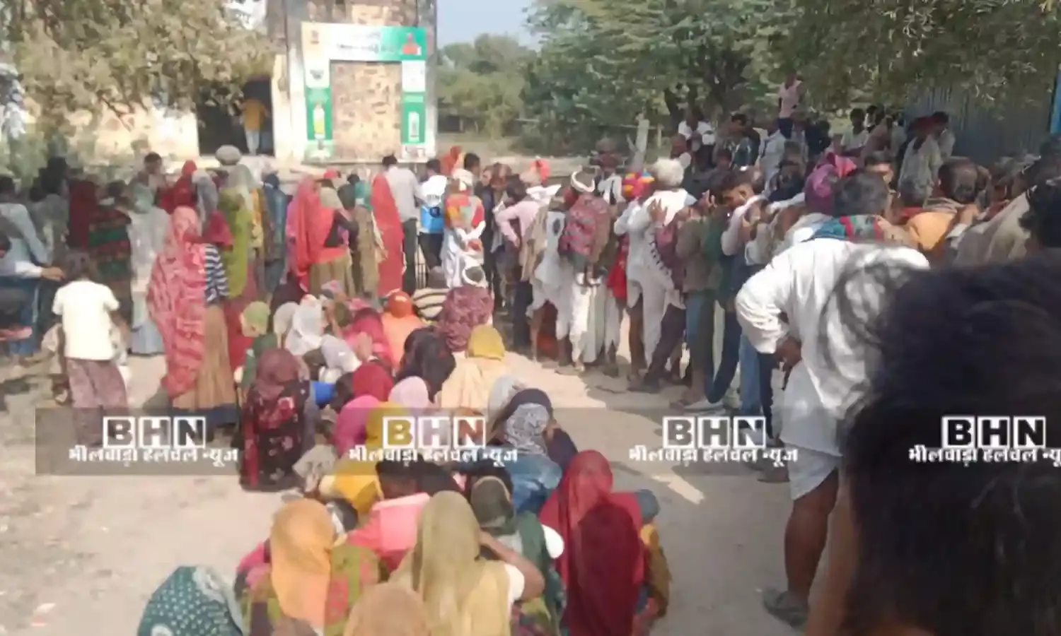 महुआ में दो समितियों में 920 यूरिया खाद के कट्टे वितरित, समिति के बाहर लगी लंबी कतार