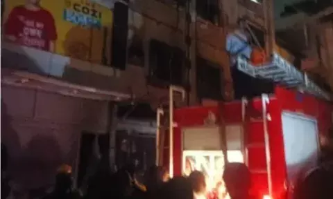 तीन मंजिला  दुकान में लगी  आग, लाखों का कपड़ा जलकर खाक