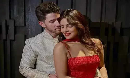 प्रियंका चोपड़ा और निक जोनस बने बॉलीवुड-हॉलीवुड के पॉपुलर कपल...!