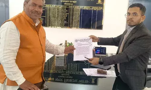 माली का आरोप, अधूरी सड़क से कॉलोनी वासी नाराज