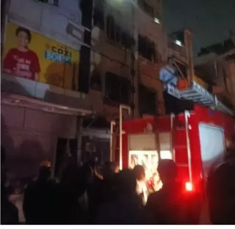तीन मंजिला  दुकान में लगी  आग, लाखों का कपड़ा जलकर खाक
