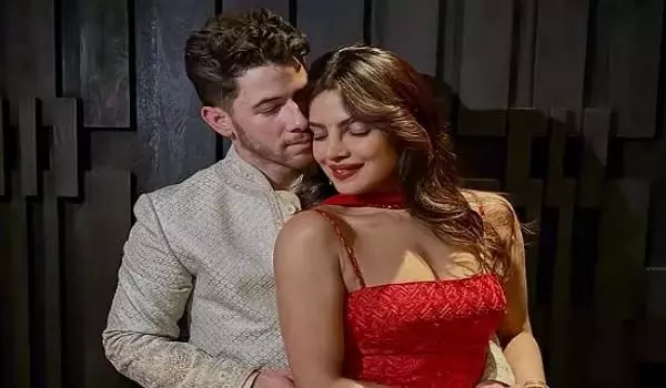 प्रियंका चोपड़ा और निक जोनस बने बॉलीवुड-हॉलीवुड के पॉपुलर कपल...! प्रियंका चोपड़ा और निक जोनस बने बॉलीवुड-हॉलीवुड के पॉपुलर कपल...!
