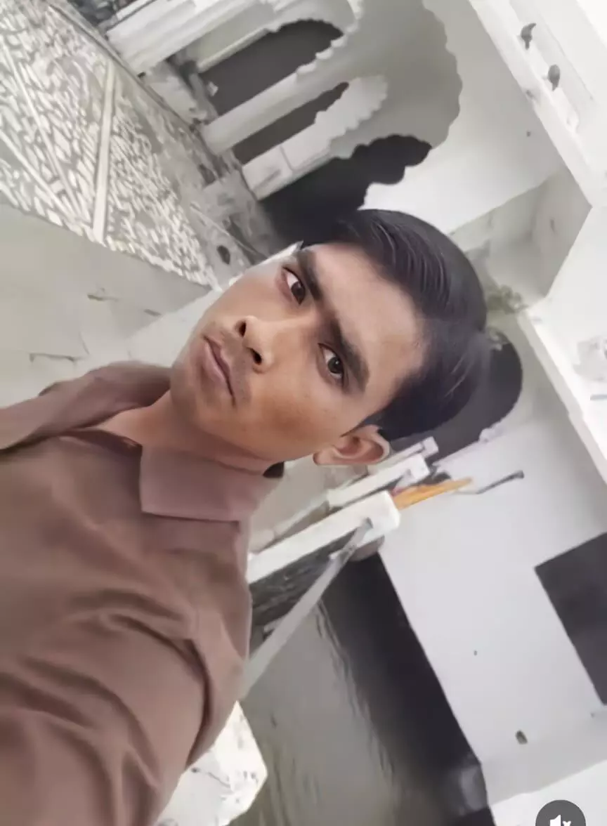 खेत में कीटनाशक दवा के छिड़काव के दौरान जहरीली गैस से युवक की मौत खेत में कीटनाशक दवा के छिड़काव के दौरान जहरीली गैस से युवक की मौत