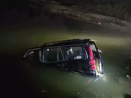 मंदिर से दर्शन कर लौट रहा परिवार हादसे का शिकार, स्कॉर्पियो नदी में गिरी; दो महिलाओं की मौत, पांच घायल