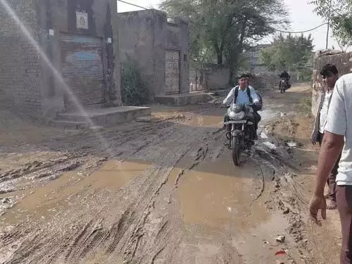 जोधा का खेड़ा में कीचड़ और गंदे पानी से ग्रामीण परेशान, समाधान की मांग तेज जोधा का खेड़ा में कीचड़ और गंदे पानी से ग्रामीण परेशान, समाधान की मांग तेज