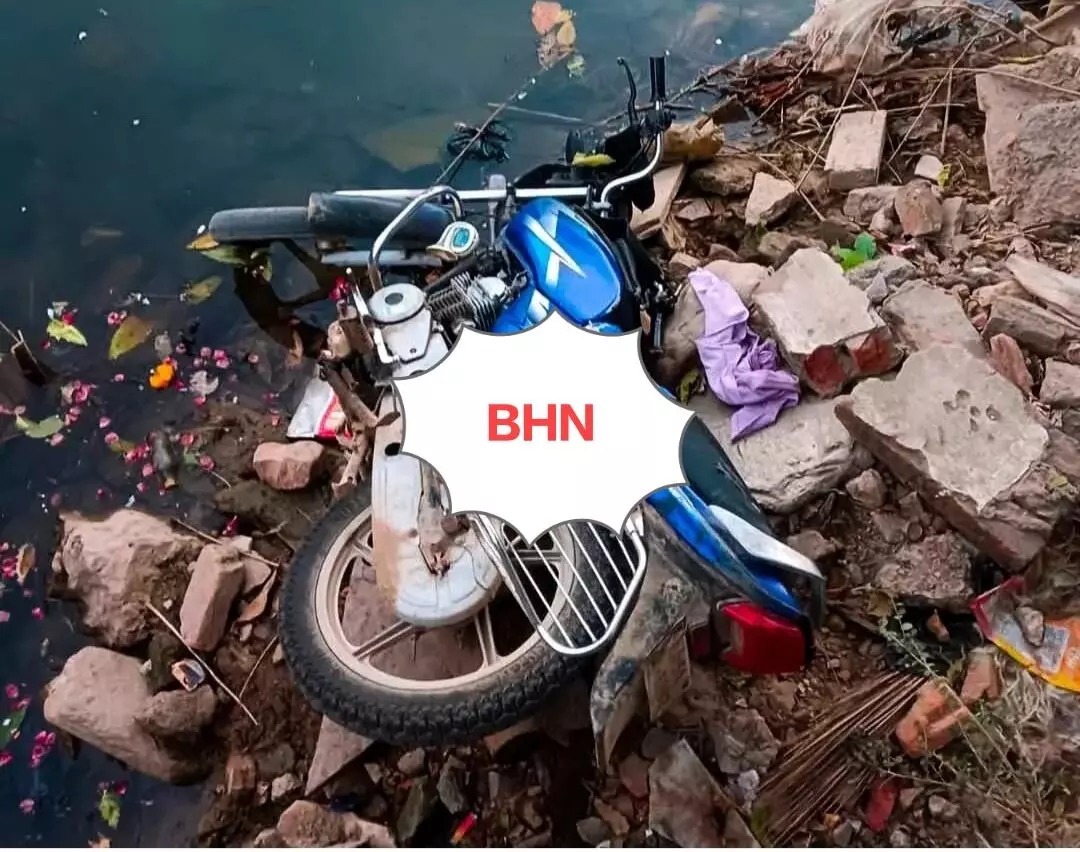 नागदी नदी में प्रौढ़ की बाइक के साथ लाश मिली, फैली सनसनी नागदी नदी में प्रौढ़ की बाइक के साथ लाश मिली, फैली सनसनी