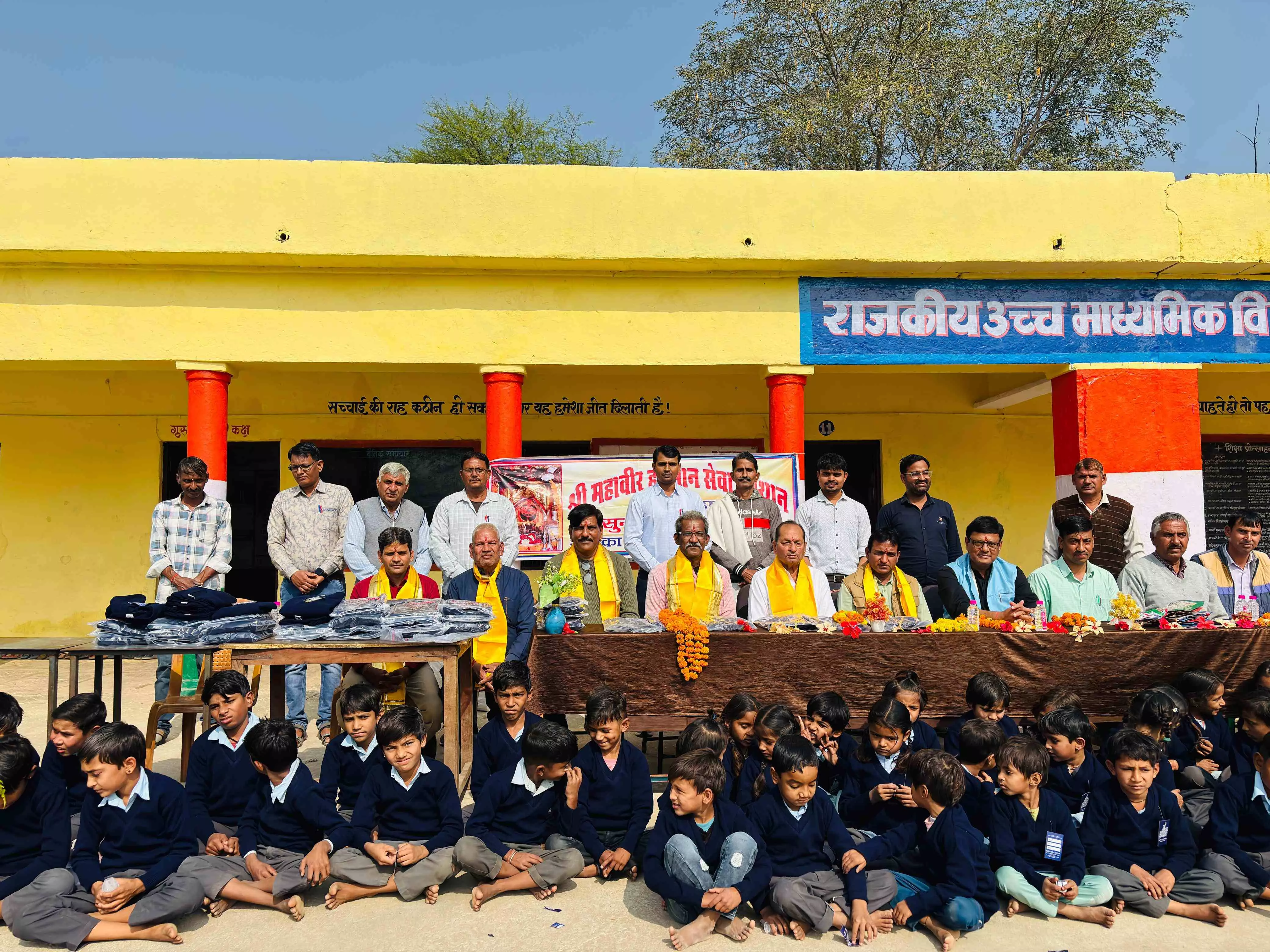 जरूरतमंद बच्चों को 151 स्वेटर वितरित