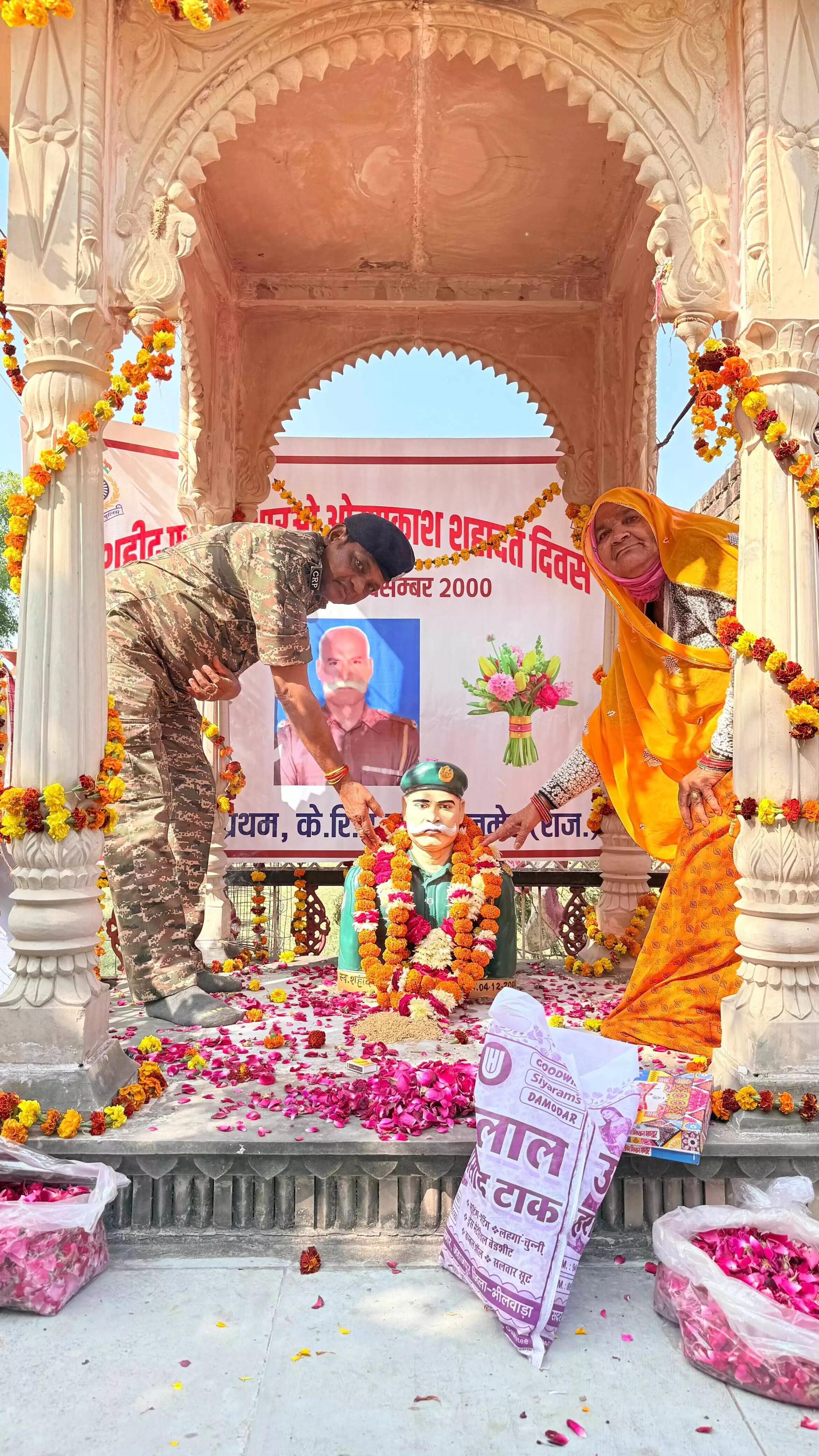 शहीद ओम प्रकाश परिहार की पुण्यतिथि पर गांव ने दी श्रद्धांजलि