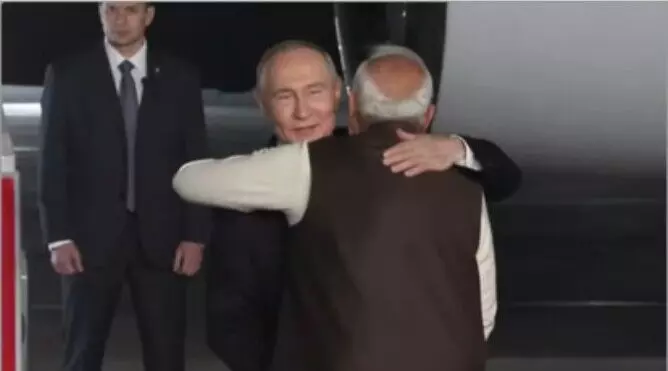 दिल्ली पहुंचे रूसी राष्ट्रपति व्लादिमीर पुतिन, पीएम मोदी के साथ 23वें भारत-रूस शिखर सम्मेलन में होंगे शामिल दिल्ली पहुंचे रूसी राष्ट्रपति व्लादिमीर पुतिन, पीएम मोदी के साथ 23वें भारत-रूस शिखर सम्मेलन में होंगे शामिल