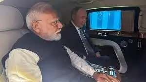 मोदी ने गले लगाकर पुतिन का किया स्वागत, दोनों नेता एक ही कार में हुए रवाना