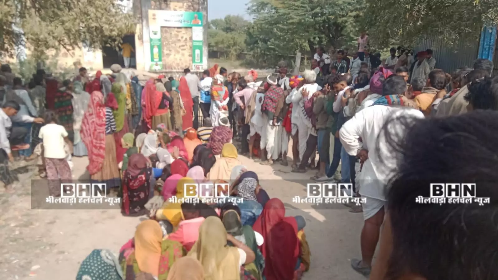 महुआ में दो समितियों में 920 यूरिया खाद के कट्टे वितरित, समिति के बाहर लगी लंबी कतार