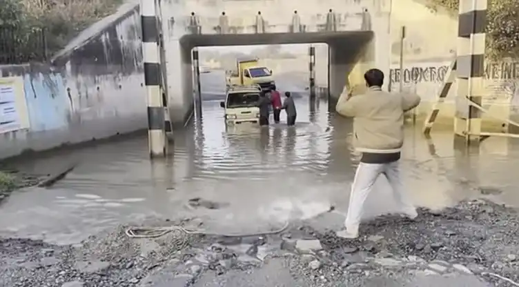 बिना बारिश भी जलभराव: भीलवाड़ा के अंडरब्रिज में स्कूल वैन फंसी, 12 बच्चे बाल-बाल बचे