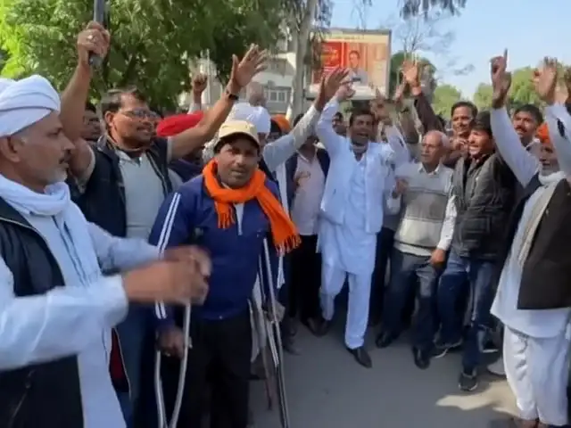 भारतमाला सड़क परियोजना के विरोध में किसानों का कलेक्ट्रेट पर धरना