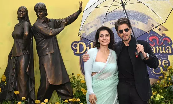 लंदन के ‘सीन्स इन द स्क्वायर’ में शाहरुख-काजोल का स्टैच्यू, सिमरन संग पोज देते दिखे राज