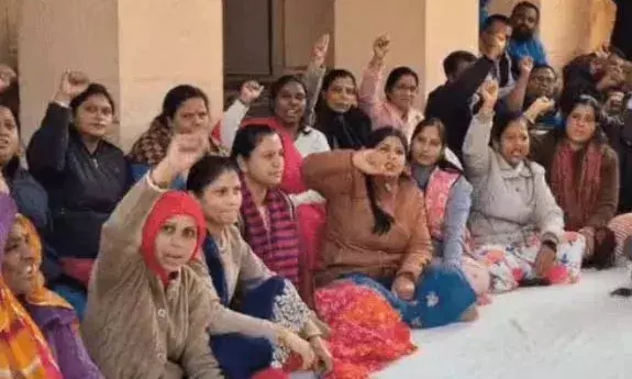 अजमेर में डीएवी कॉलेज के कर्मचारियों ने किया प्रदर्शन:नियमित नियुक्ति देने की मांग, कॉलेज परिसर में धरना देकर लगाए नारे