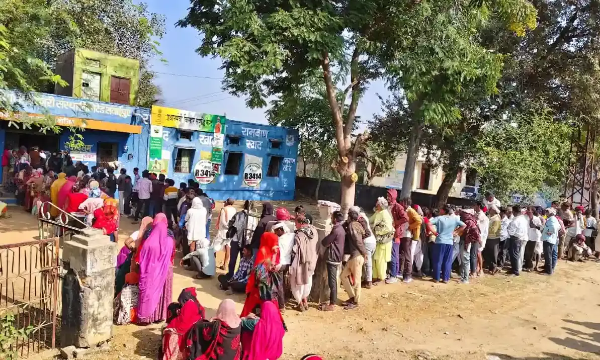 युरिया खाद संकट: 660 कट्टों के लिए उमड़े हजारों किसान