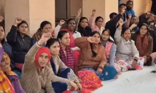 अजमेर में डीएवी कॉलेज के कर्मचारियों ने किया प्रदर्शन:नियमित नियुक्ति देने की मांग, कॉलेज परिसर में धरना देकर लगाए नारे