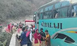 देसूरी नाल घाट पर बस के ब्रेक फेल, चालक की सूझबूझ से बची चालीस बारातियों की जान