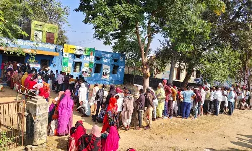 युरिया खाद संकट: 660 कट्टों के लिए उमड़े हजारों किसान