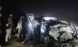 तेज रफ्तार ट्रक ने कार को मारी टक्कर, पांच की मौत और दो घायल तेज रफ्तार ट्रक ने कार को मारी टक्कर, पांच की मौत और दो घायल