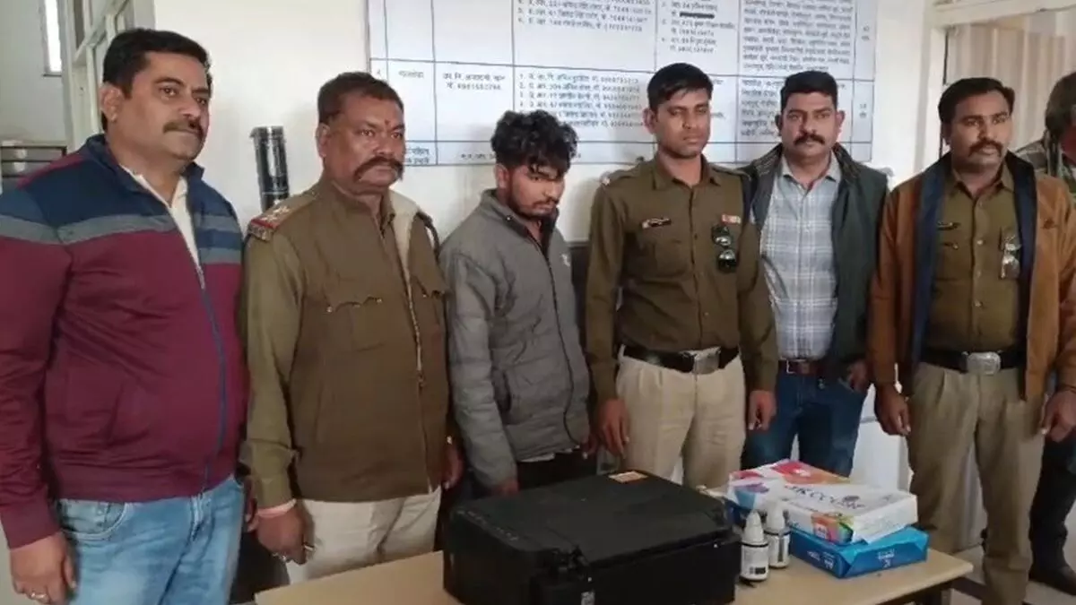 नगर परिषद का जेसीबी चालक पचास हजार के नकली नोटों के साथ गिरफ्तार नगर परिषद का जेसीबी चालक पचास हजार के नकली नोटों के साथ गिरफ्तार