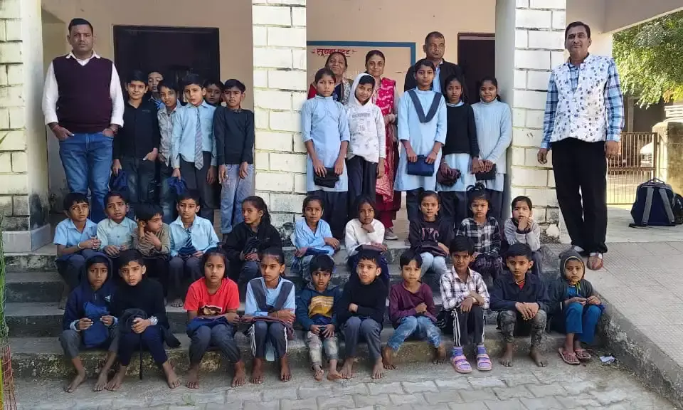 लांबिया खुर्द विद्यालय में विद्यार्थियों को जर्सी वितरण की लांबिया खुर्द विद्यालय में विद्यार्थियों को जर्सी वितरण की