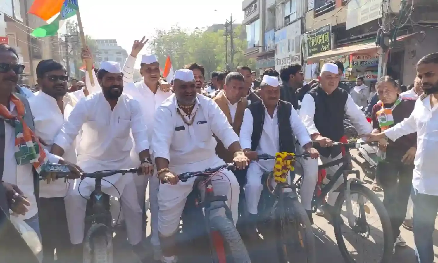 कांग्रेस अध्यक्ष शपथ ग्रहण से पहले निकली रैली, कुछ देर में होगी शपथ,धीरज पहुंचे कांग्रेस अध्यक्ष शपथ ग्रहण से पहले निकली रैली, कुछ देर में होगी शपथ,धीरज पहुंचे