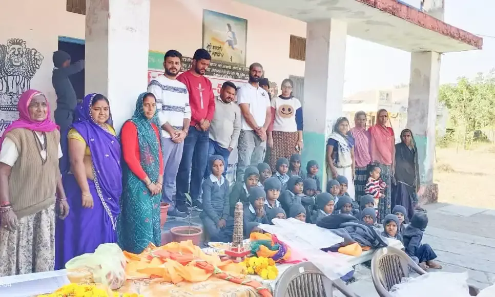 ठंड से बचाव के लिए छात्रों को मिली नई वर्दी ठंड से बचाव के लिए छात्रों को मिली नई वर्दी