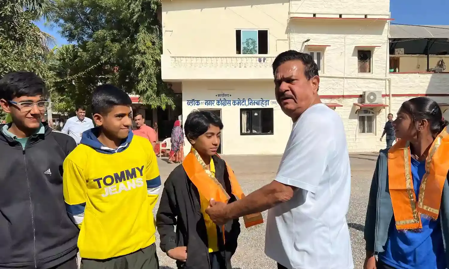 हर्षी और रवीना का चैलेंजर ट्रॉफी में चयन, पूर्व मंत्री आंजना ने किया सम्मानित