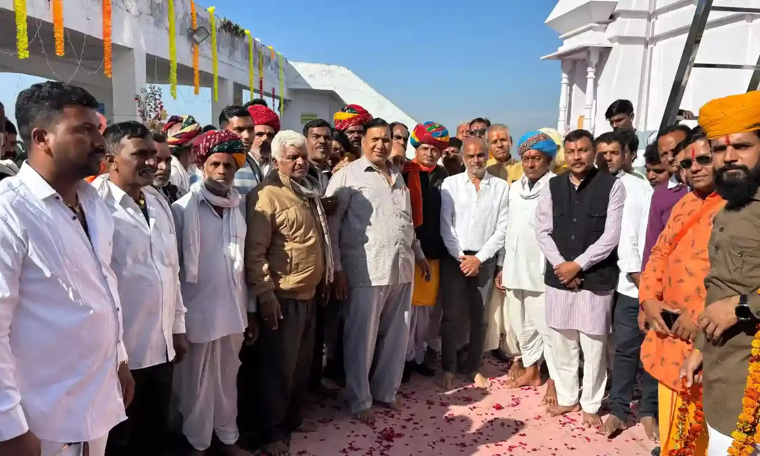 भरक माता मंदिर शिखर पर कलश और ध्वजदंड स्थापित, सैकड़ों भक्त हुए शामिल भरक माता मंदिर शिखर पर कलश और ध्वजदंड स्थापित, सैकड़ों भक्त हुए शामिल