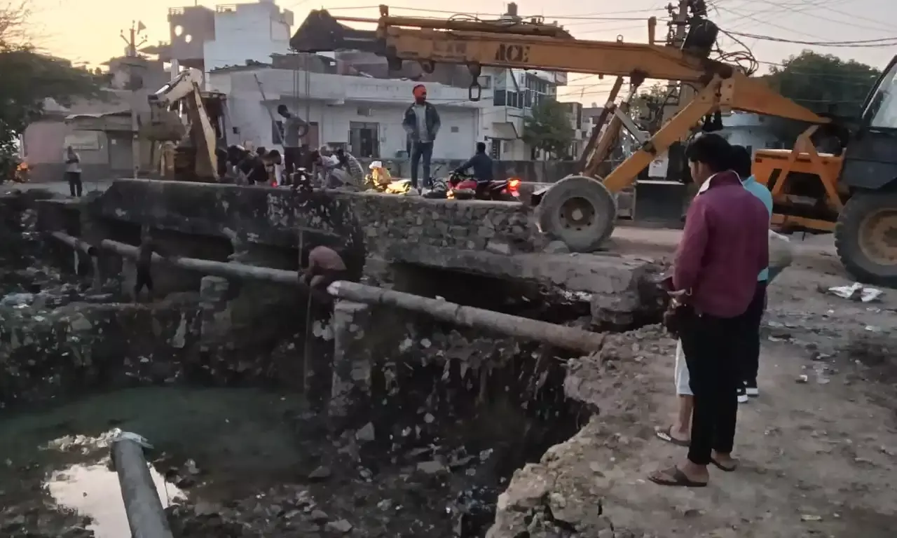 संतोष कॉलोनी में टूटी पानी लाइन से लोग परेशान संतोष कॉलोनी में टूटी पानी लाइन से लोग परेशान