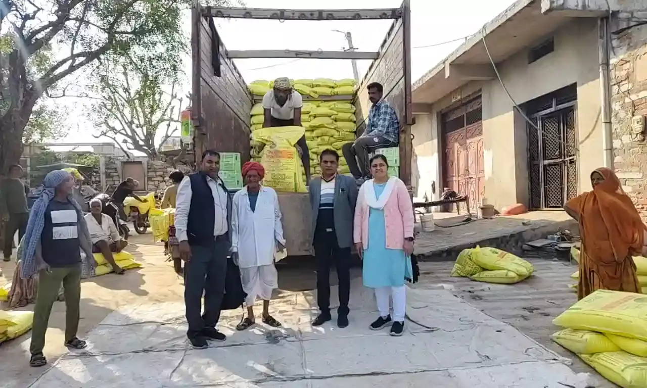 सहायक निदेशक एवं कृषि अधिकारी द्वारा उर्वरक विक्रेताओं के यहां औचक निरीक्षण