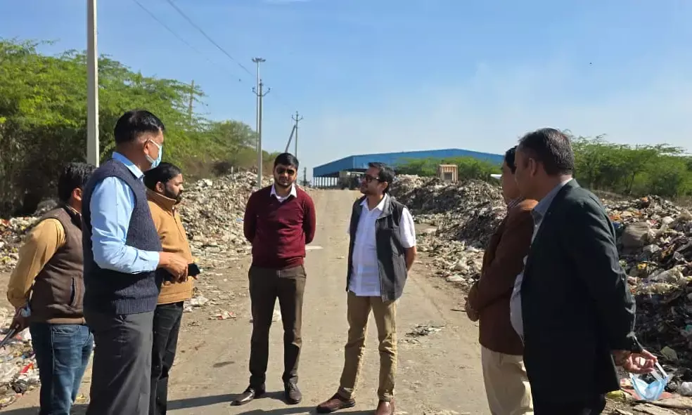 जिला कलक्टर एवं निगम आयुक्त ने किया डंपिंग यार्ड का निरीक्षण
