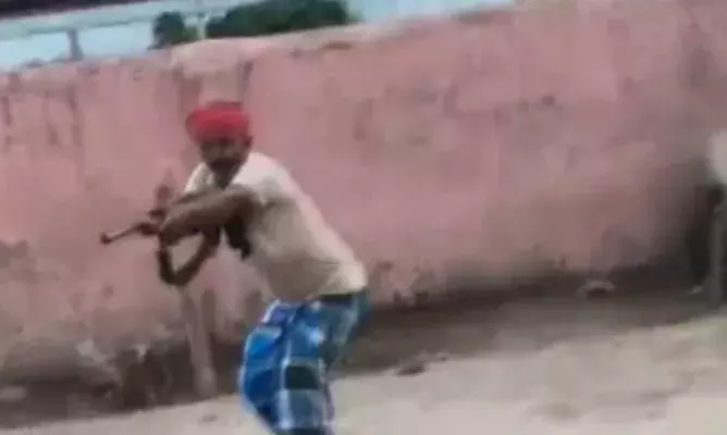 जमीन विवाद को लेकर शोकसभा में फायरिंग, युवक घायल